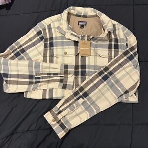 NWT Patagonia men’s fjord loft shirt in mist neutral